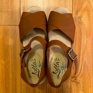 Lotta From Stockholm crossover tan open toe clogs. Size 35